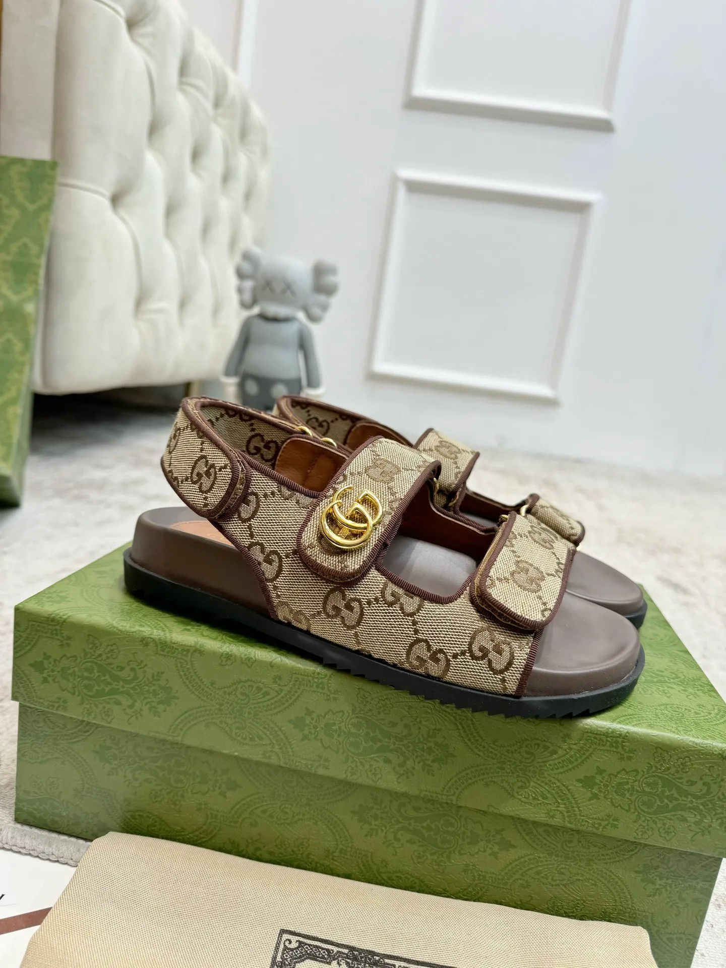 👟👟Ex-factory price 520👟👟 Gucci two-strap Velcro flat sandals beach shoes Early spring series GG classic presbyopic fabric beach sandals are decorated with classic GG presbyopic canvas fabric fabric with double G metal buckle ✔️ Fabric: Original customized imported double G presbyopic ✔️ Lining: imported sheepskin ✔️ Heel: 2.0CM thick sole ✔️ Outsole: Mold imported rubber sole ✔️ Code number: 35-40 (41 customized, non-refundable)
